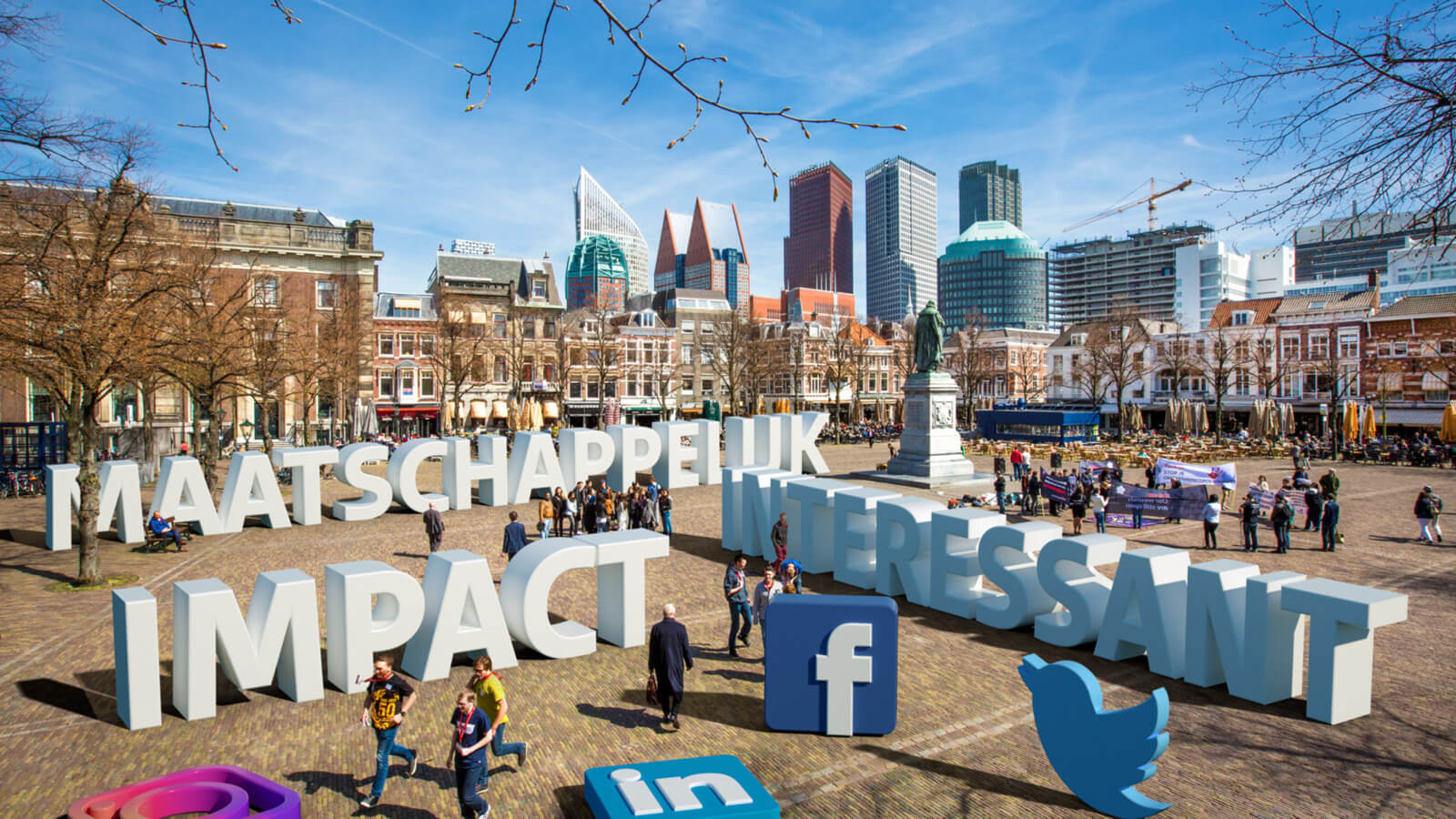 Campagne afbeelding van Het Plein in Den Haag met daarop drie grote woorden die zijn toegevoegd in beeldbewerking: impact, interessant en maatschappelijk.