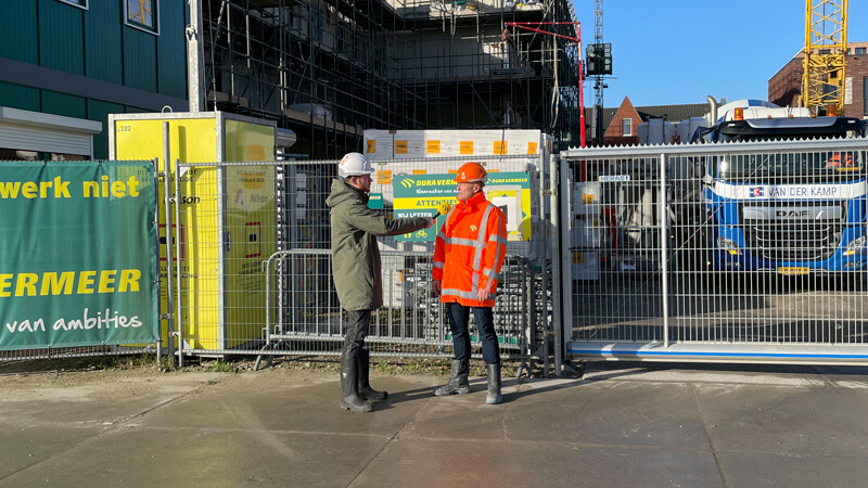 Rene van Leeuwen en Pieter-Jan Licht op de bouwplaats