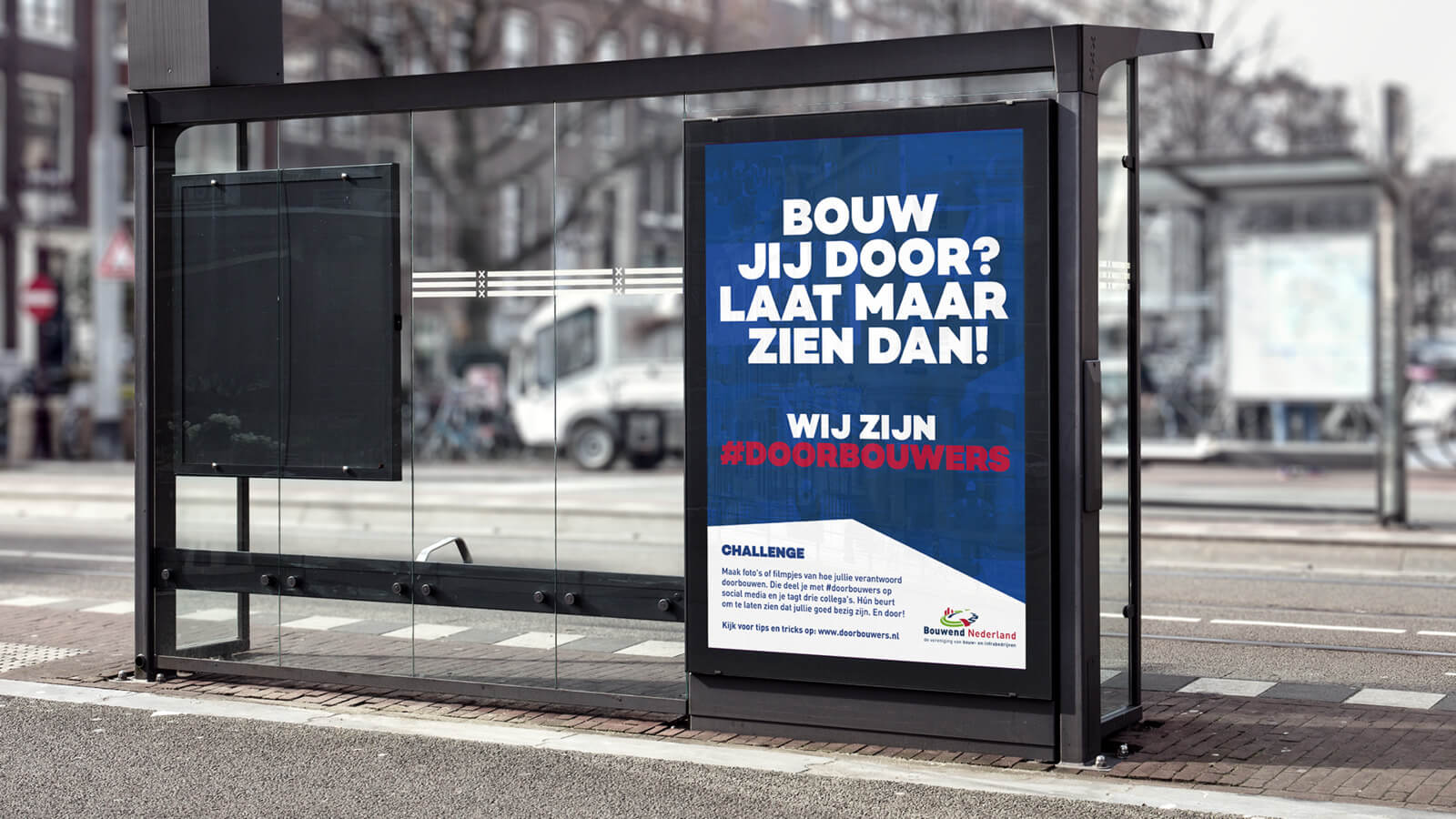 Campagne uit voor #doorbouwers in een bushokje.