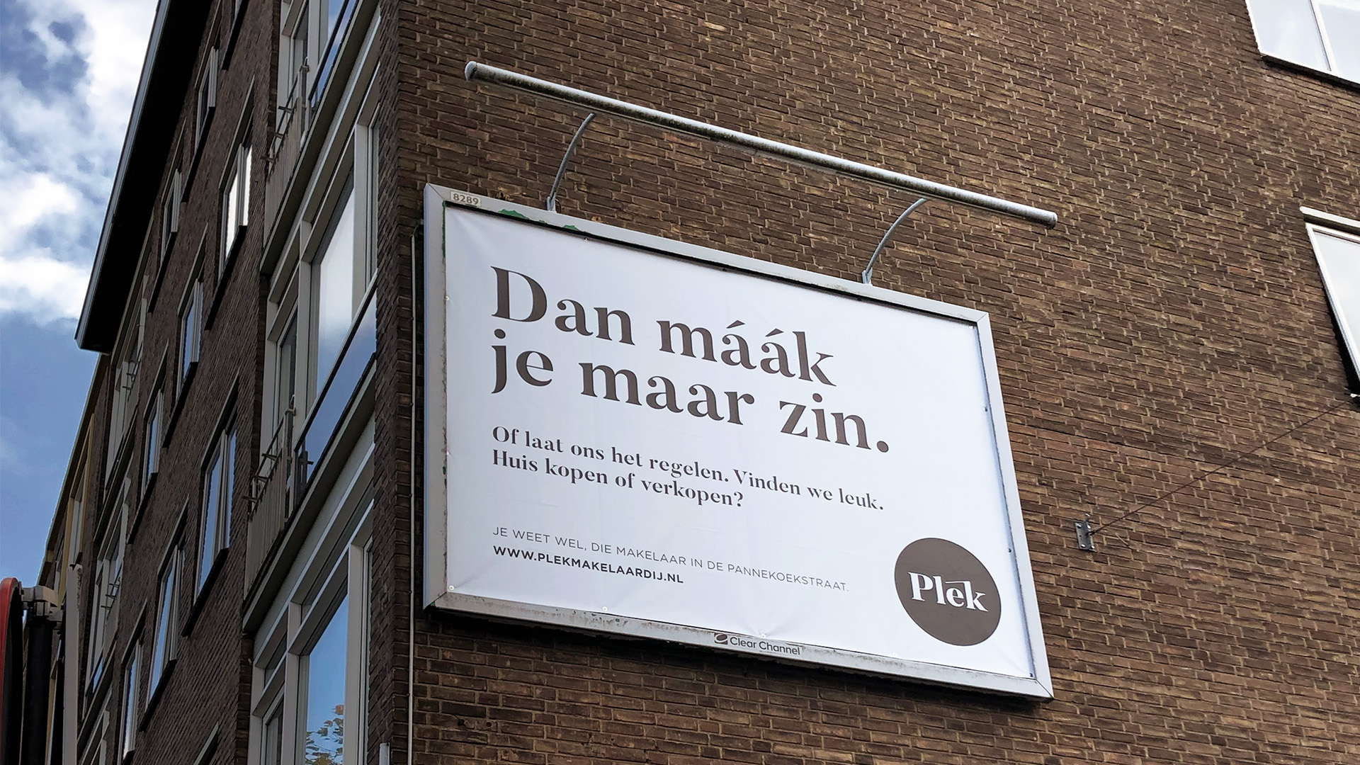 Een billboard aan een muur met daarop "Dan maak je maar zin." in de Plek branding.