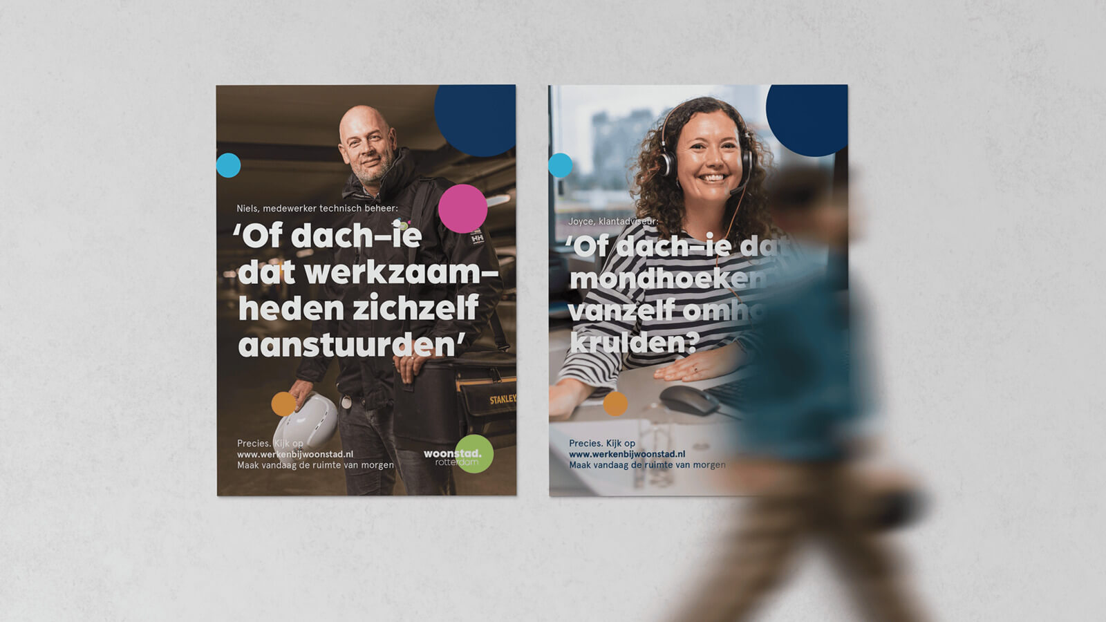 Twee campagne posters van Woonstad met een voorbijganger. 